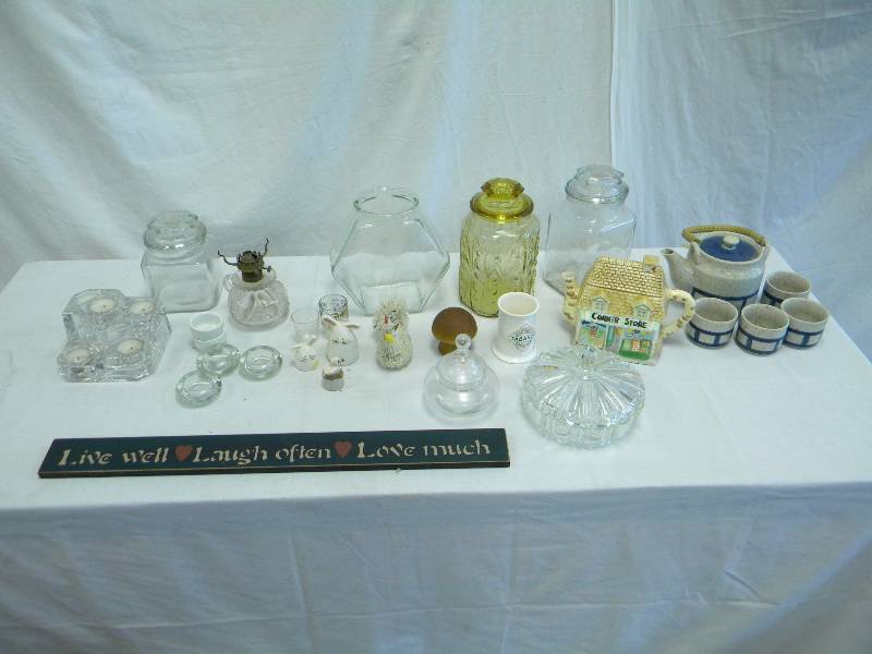 lot 37 image: Housewares