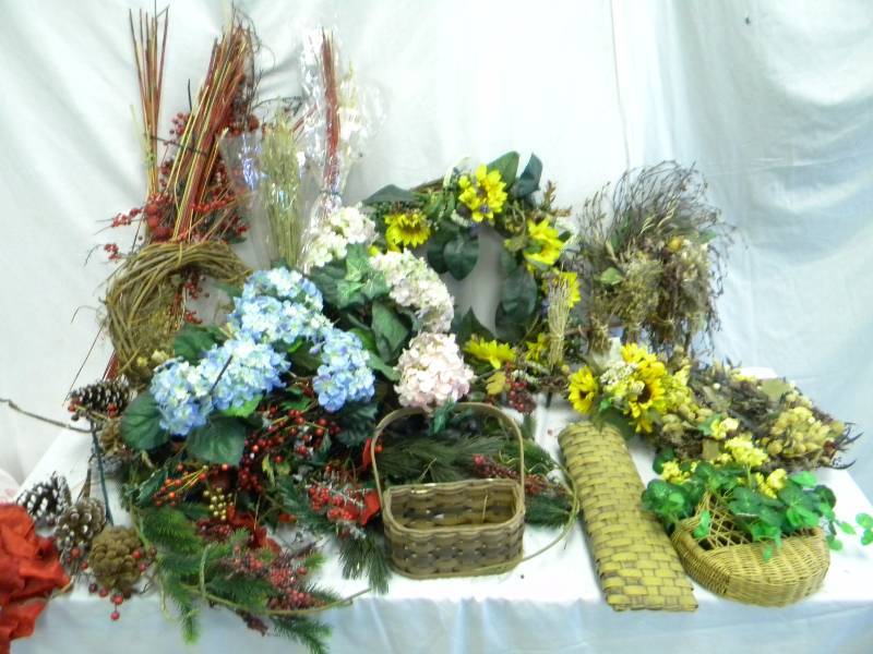 lot 39 image: Baskets, Flowers & Crafts