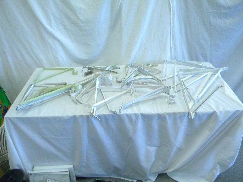 lot 52 image: Shelving Brackets