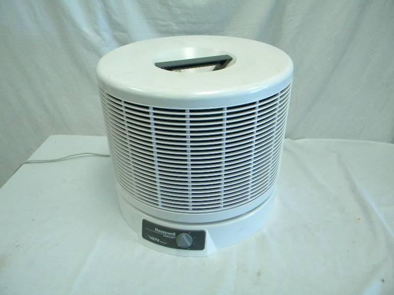 lot 58 image: Honeywell HEPA Air Filter