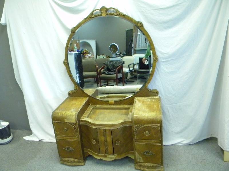 lot 66 image: Vintage Vanity