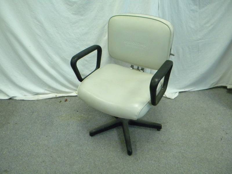 lot 71 image: Shampoo Chair
