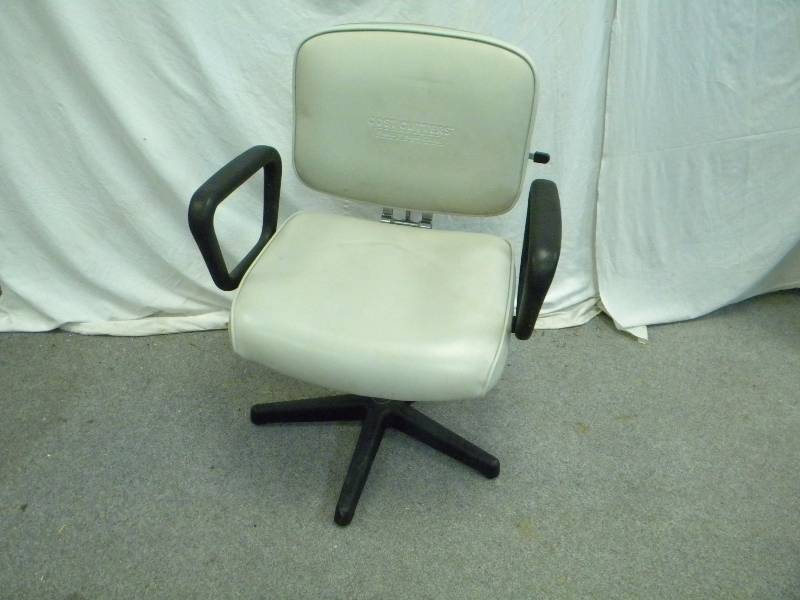 lot 72 image: Shampoo Chair