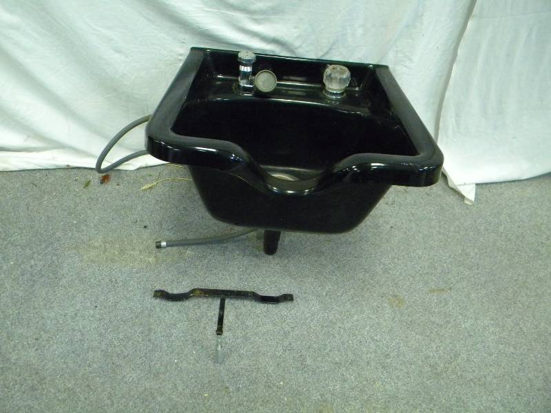 lot 73 image: Shampoo Bowl