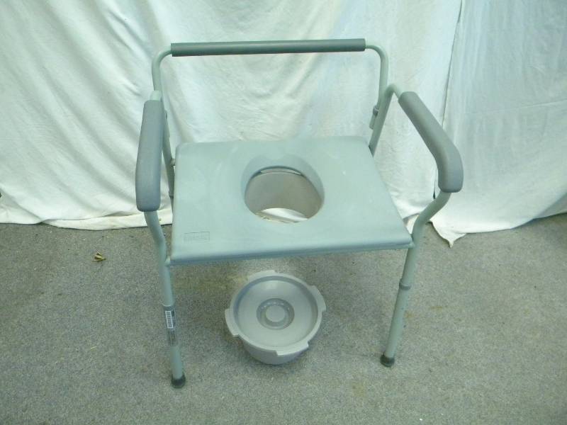 lot 79 image: Luminex Commode