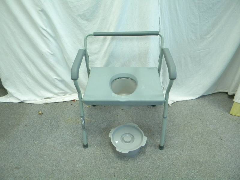 lot 80 image: Luminex Commode