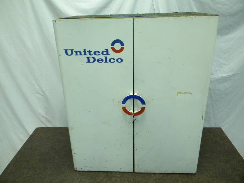 lot 22 image: United Delco Metal Cabinet