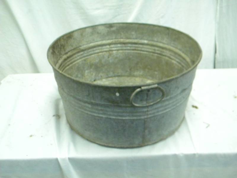 lot 93 image: Galvanized Steel Wash Tub