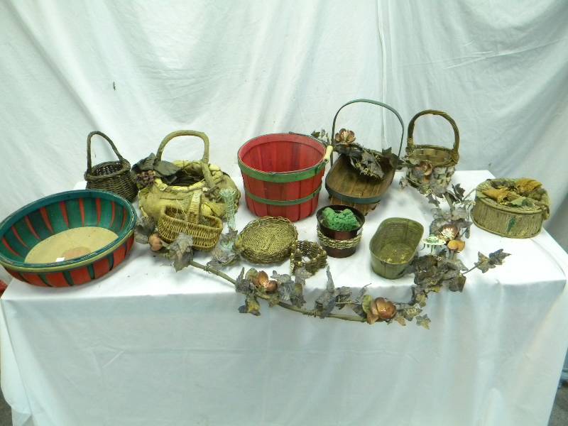 lot 105 image: Baskets and Crafts