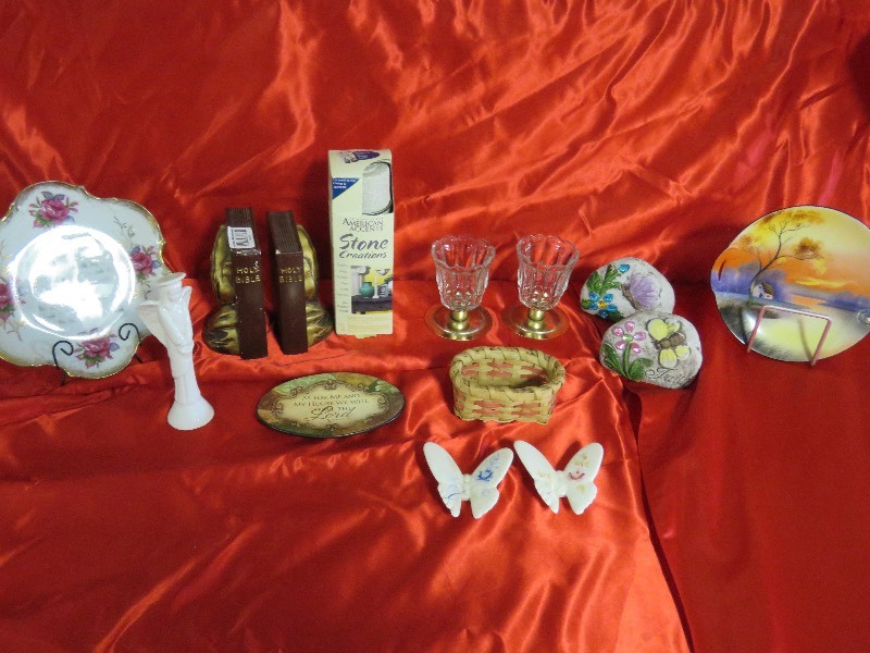 lot 8 image: Household dcor