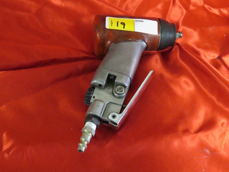 lot 19 image: Air impact tool