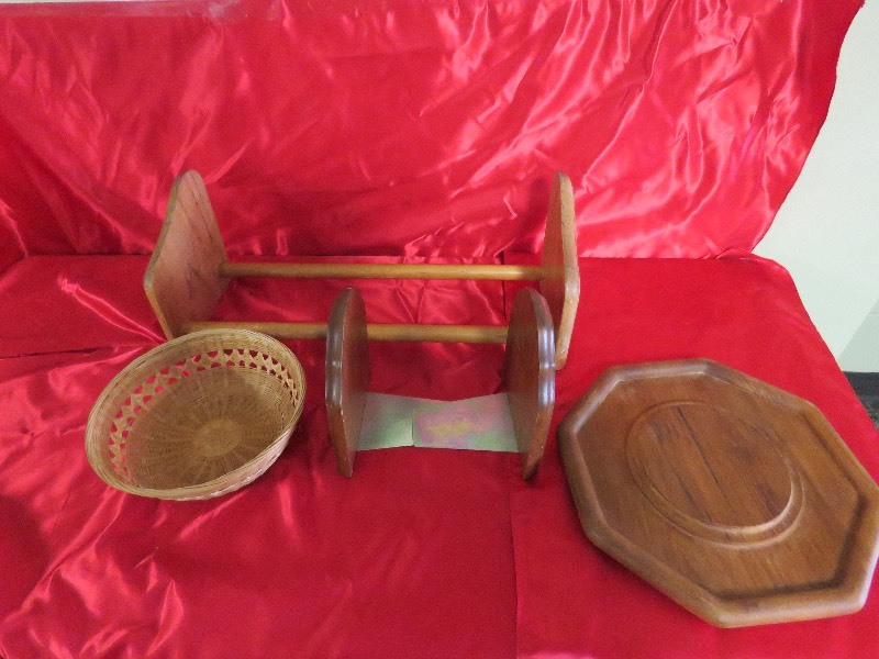 lot 23 image: Wood Dcor