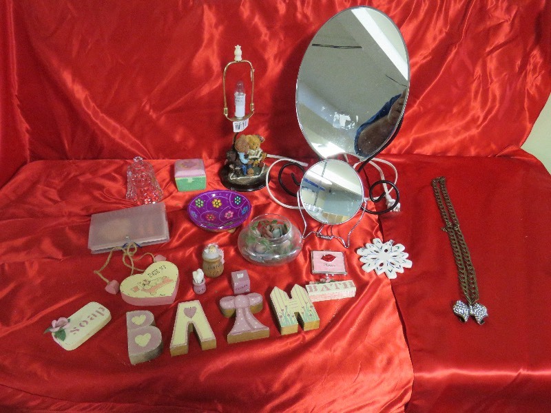 lot 29 image: Household Dcor