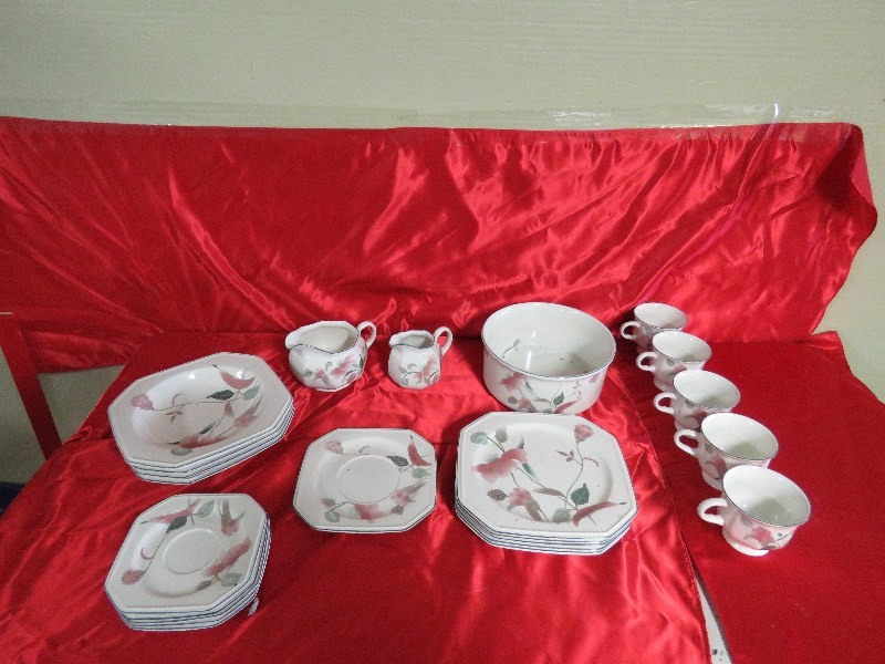 lot 86 image: Mikasa Dish set