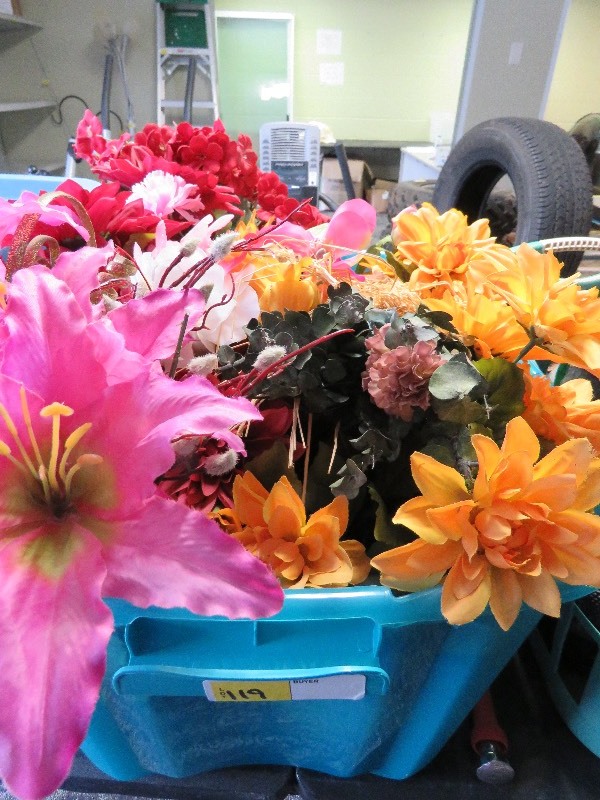 lot 119 image: large lot of artificial flowers