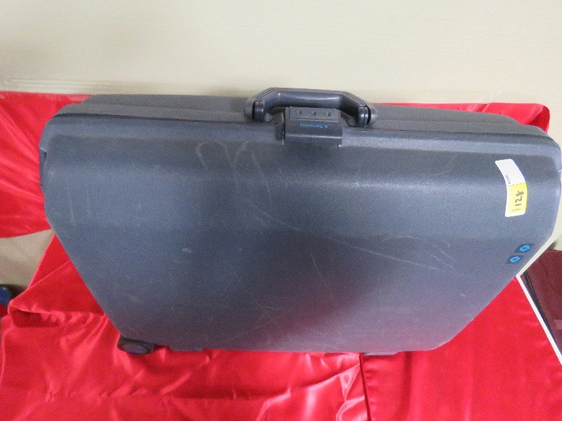 lot 128 image: Large Samsonite suitcase