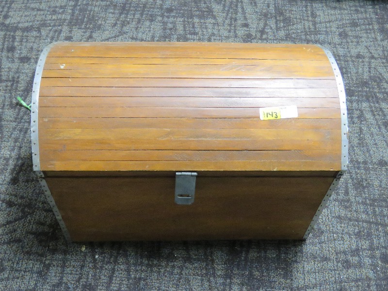 lot 143 image: Wood Treasure Chest