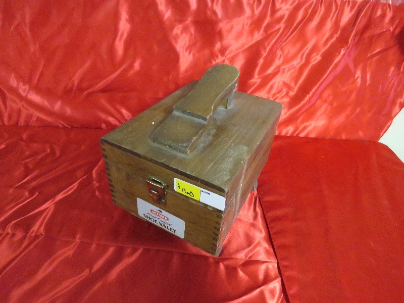 lot 160 image: Shoe shine kit