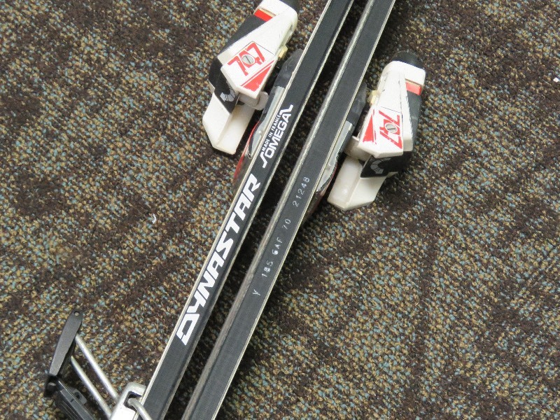 lot 186 image: Snow skis