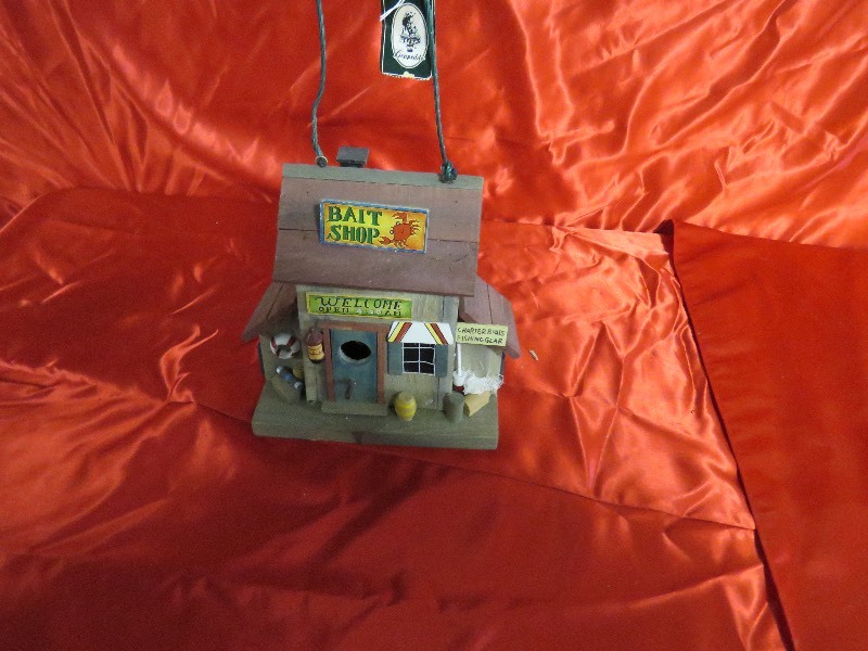 lot 197 image: Outdoor bird house