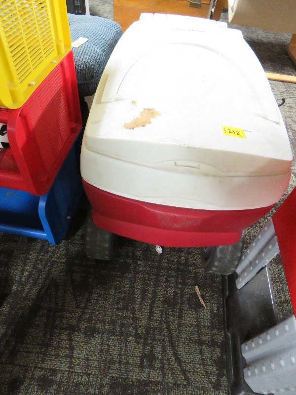 lot 212 image: Thermos Rolling Cooler