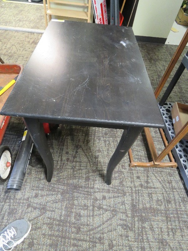 lot 228 image: End Table