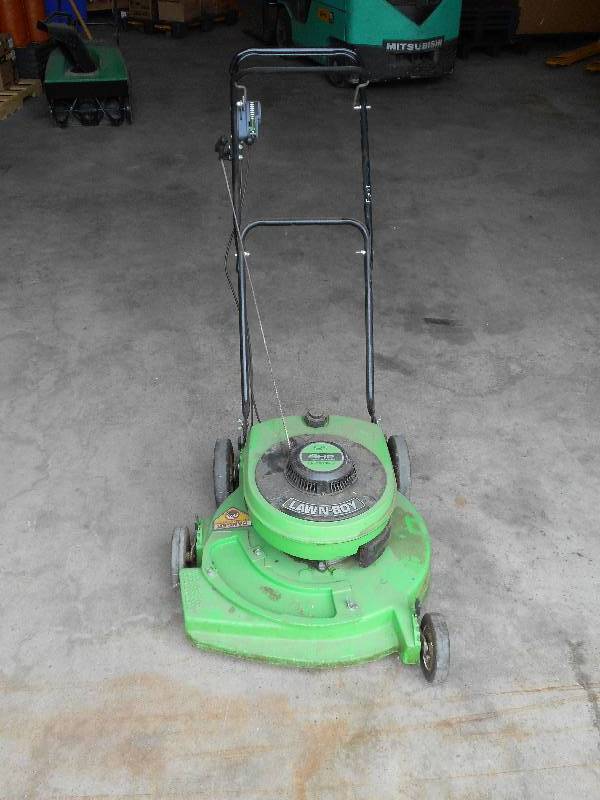 lot 18 image: Lawn-Boy lawn mower