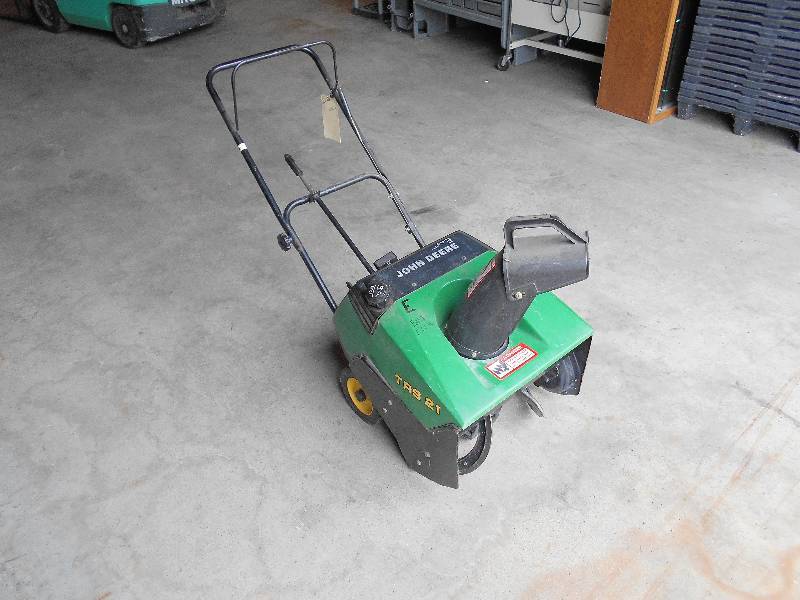 lot 19 image: John Deere snow blower