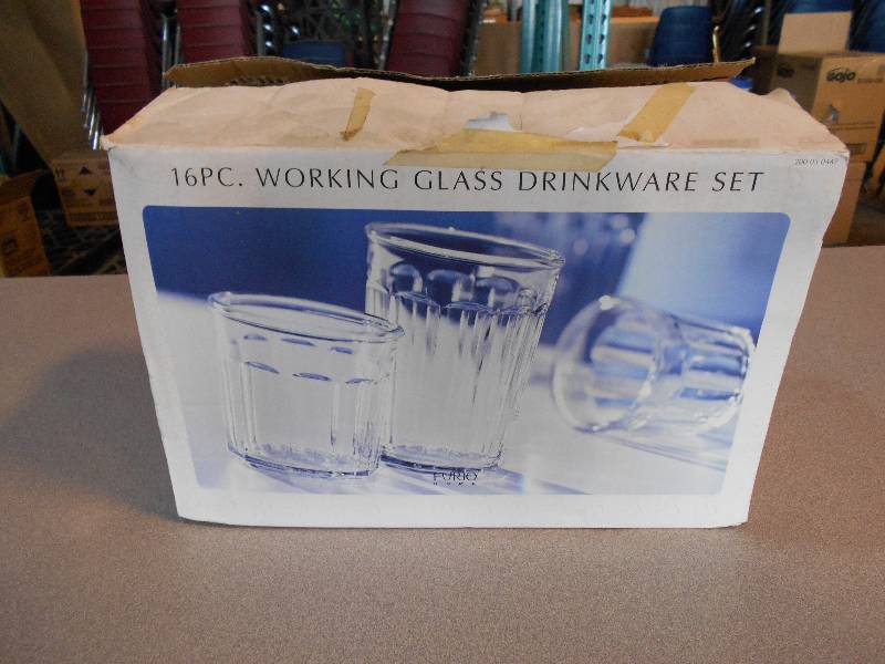 lot 33 image: Glassware