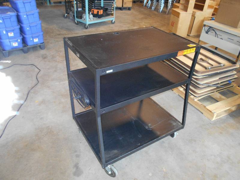 lot 53 image: 3-tiered Powered Cart