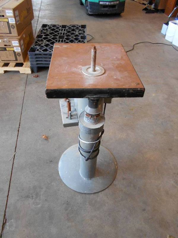 lot 71 image: Oscilating spindle sander