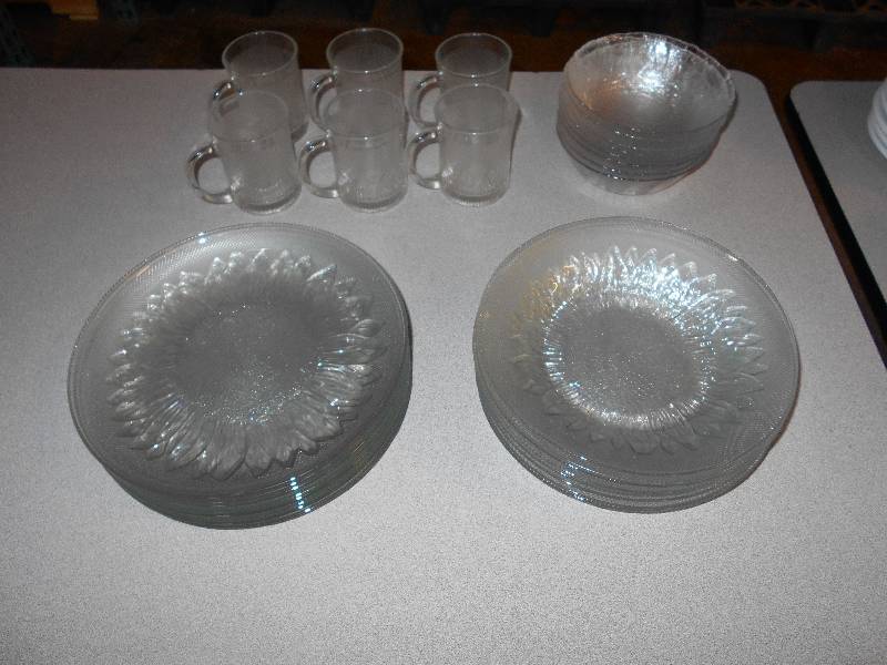 lot 23 image: Glassware