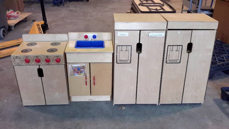 lot 86 image: Wooden Childrens play cabinets