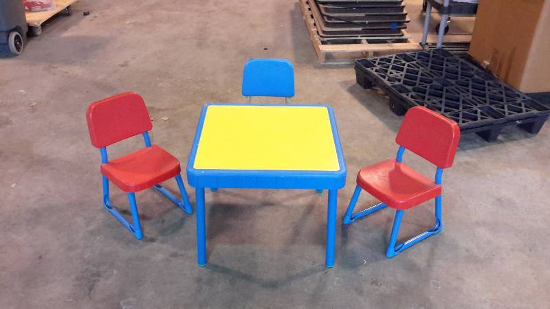 lot 89 image: Childrens Play table
