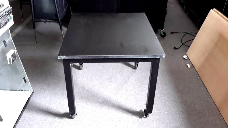 lot 125 image: Rolling Table