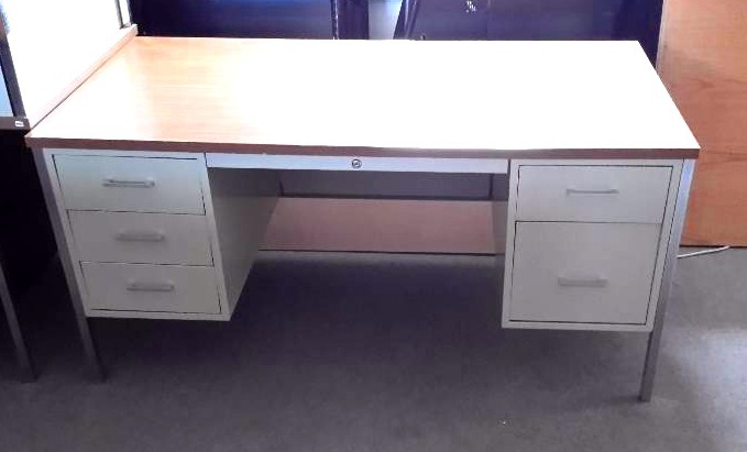 lot 133 image: Desk