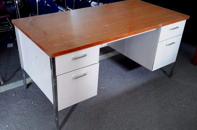 lot 135 image: Desk