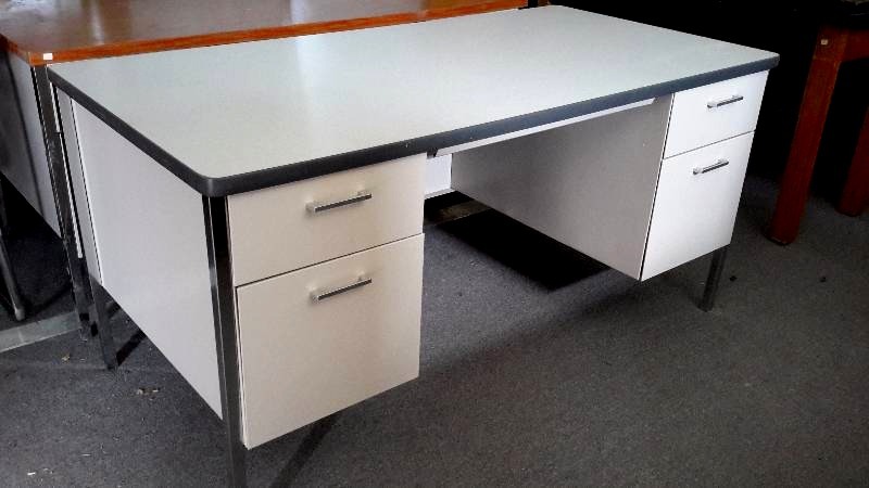 lot 136 image: Desk