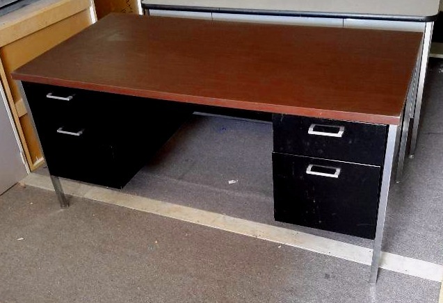 lot 138 image: Desk