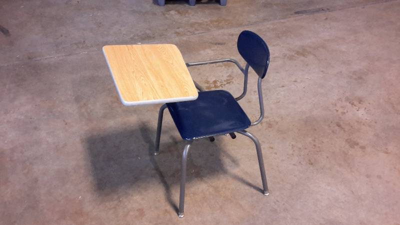 lot 205 image: Classroom Set of 30 Student Desk