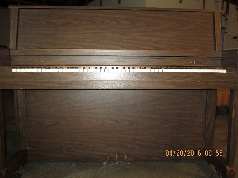lot 252 image: Piano