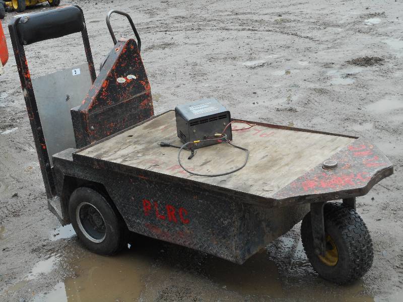 lot 3 image: Cushman Commercial 24Volt Electric Cart