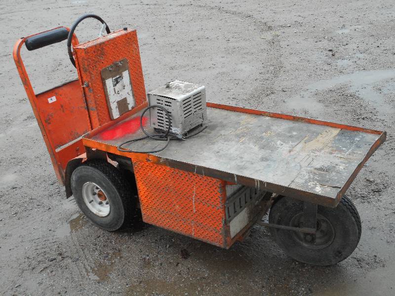 lot 4 image: Cushman Comercial 36Volt Electric Cart
