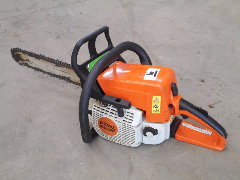 lot 16 image: Stihl MS250 Chainsaw, Runs & Operates
