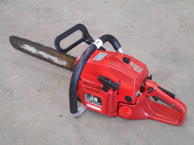lot 17 image: Shindaiwa Professional 18 Chainsaw, Runs & Operates
