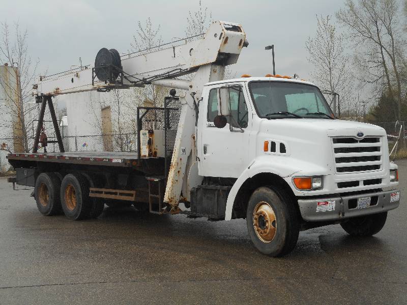1998 Ford Louisville Tandem Axle Truck With National 566B Crane