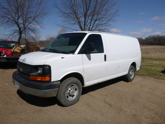 lot 2 image: 2007 Chevrolet Express 2500 Cargo Van