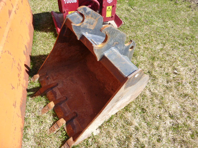 lot 9 image: 24 Bucket