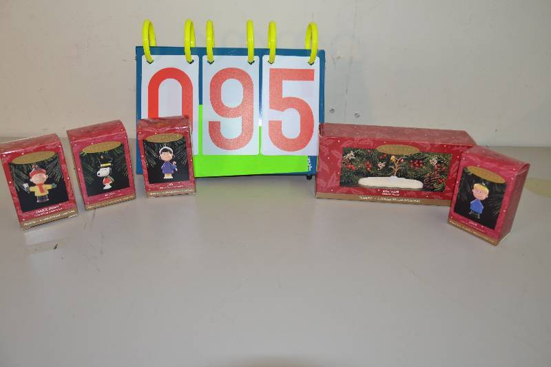 lot 95 image: Peanuts Christmas Set