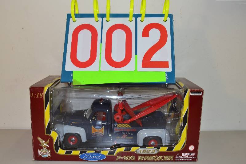 lot 2 image: Die Cast Model Truck